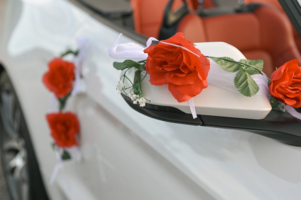 Geschmücktes-Hochzeitsauto-Rosen